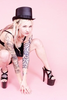 Dreadlocked Tattooed Goth Blonde In Top Hat Heels