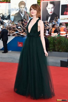 Emma Stone Looking Cleavy In A Black Gown