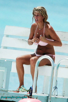 Rachel Hunter Hot Ass In Thong Bikini