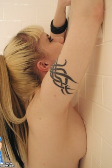 Perky Tattooed Blonde Strips Spreads In Bathtub