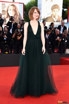 Emma Stone Looking Cleavy In A Black Gown