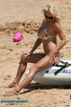 Pamela Anderson Hot Body In A Bikini
