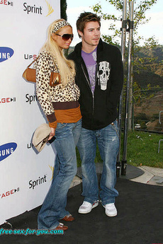 Paris Hilton Looks Hot In Tight Jeans