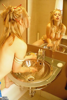 Nude Jewelled Blonde Spreads Shaved Puss In Bath
