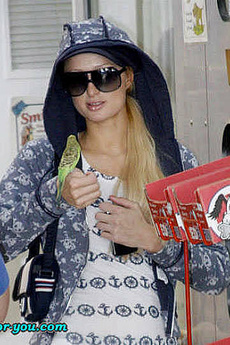 Paris Hilton Looks Hot In Sports Outfit