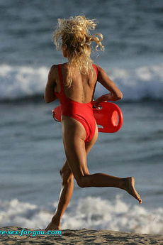 Pamela Anderson Hot In Bikini While Filming Baywatch