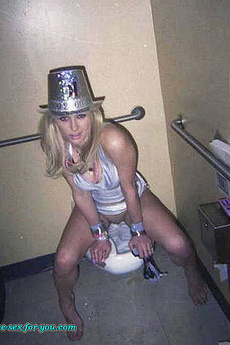 Paris Hilton Drunk Flashes Ass Upskirt