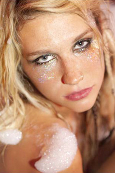 Kesha In Glamorous And Paparazzi Photos