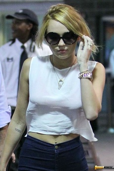 Sexy Kinky Miley Cyrus Bra Peek At New Orleans Airport